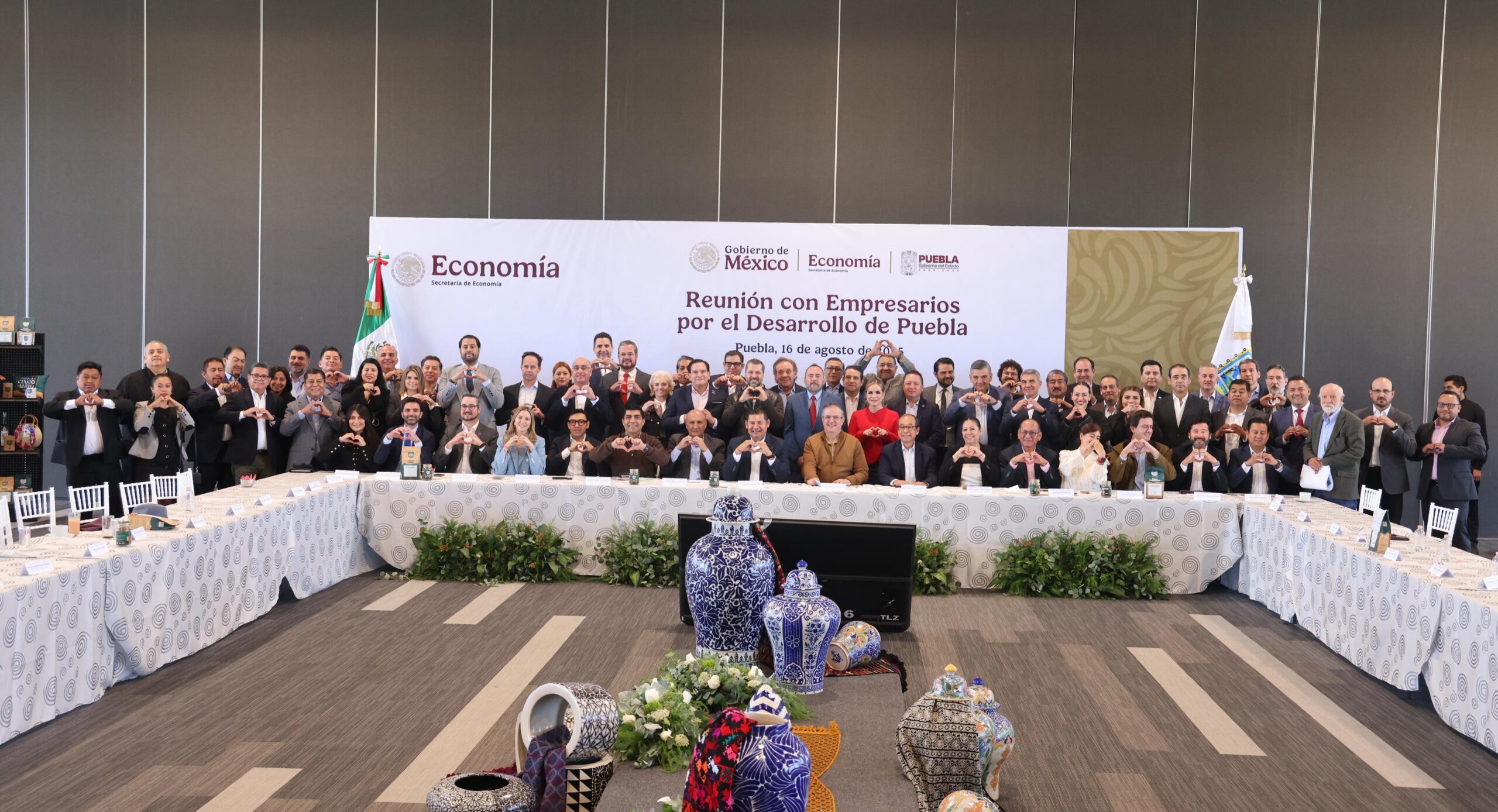 Ebrard con empresarios poblanos