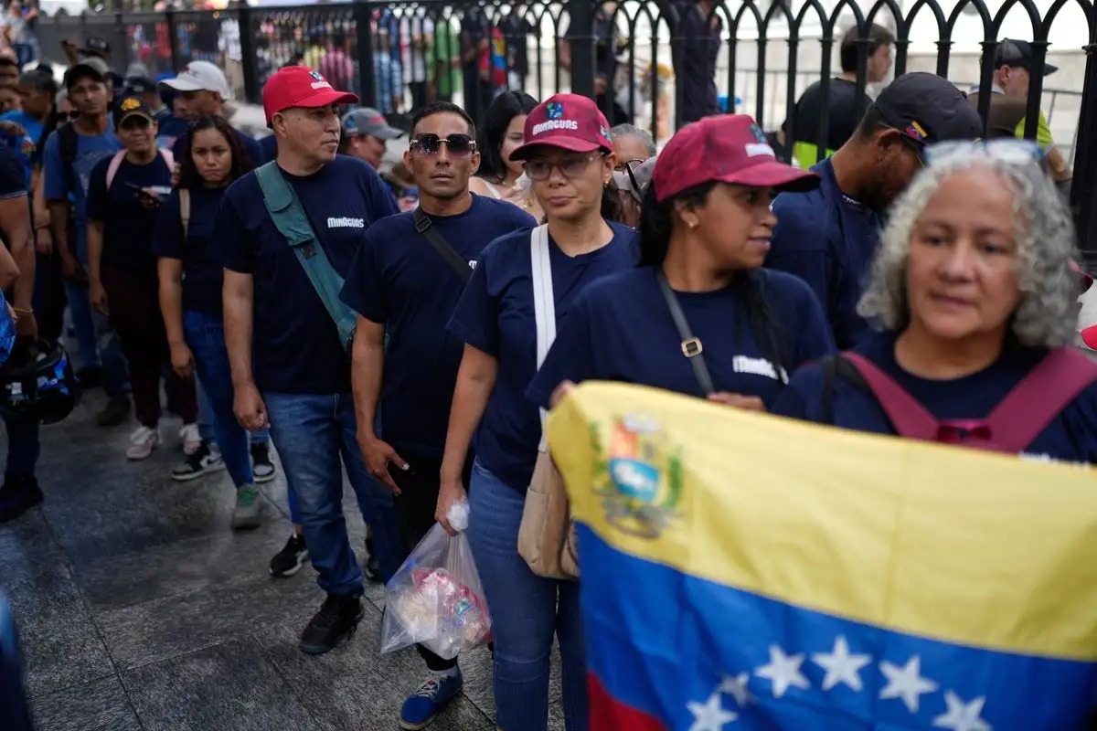 Miles de venezolanos se alistan para defender su país