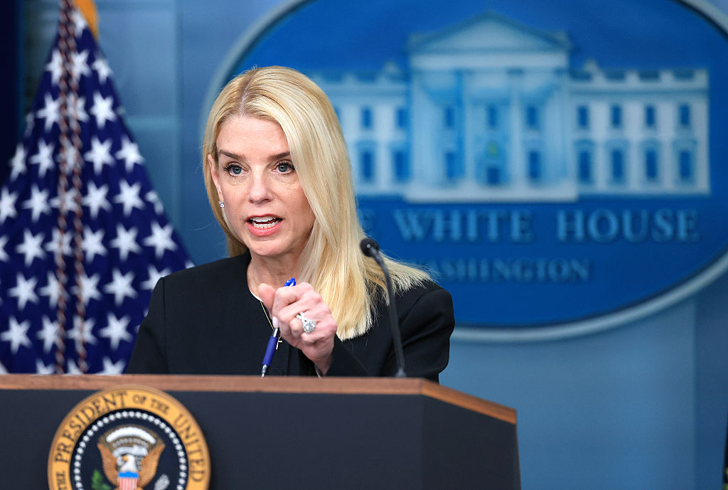 Pam Bondi acusa a Maduro 
