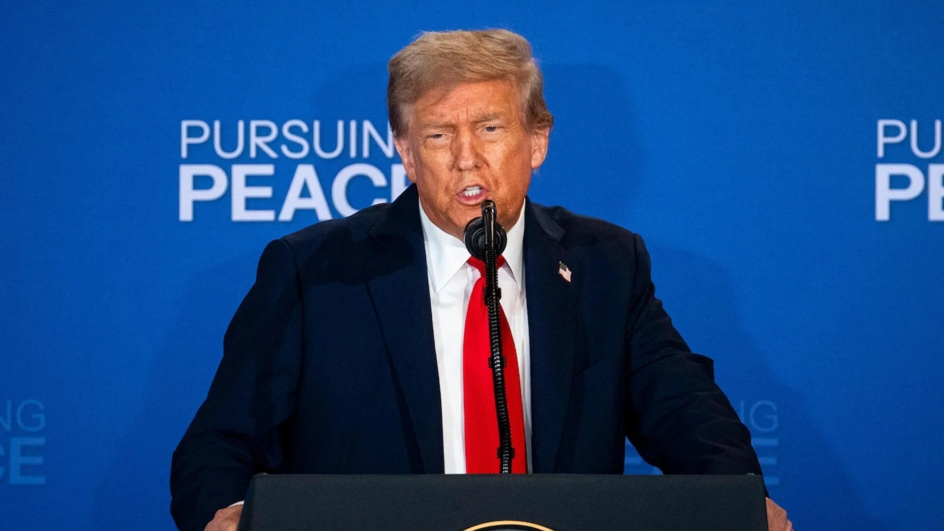 Trump amaga a Zelenski