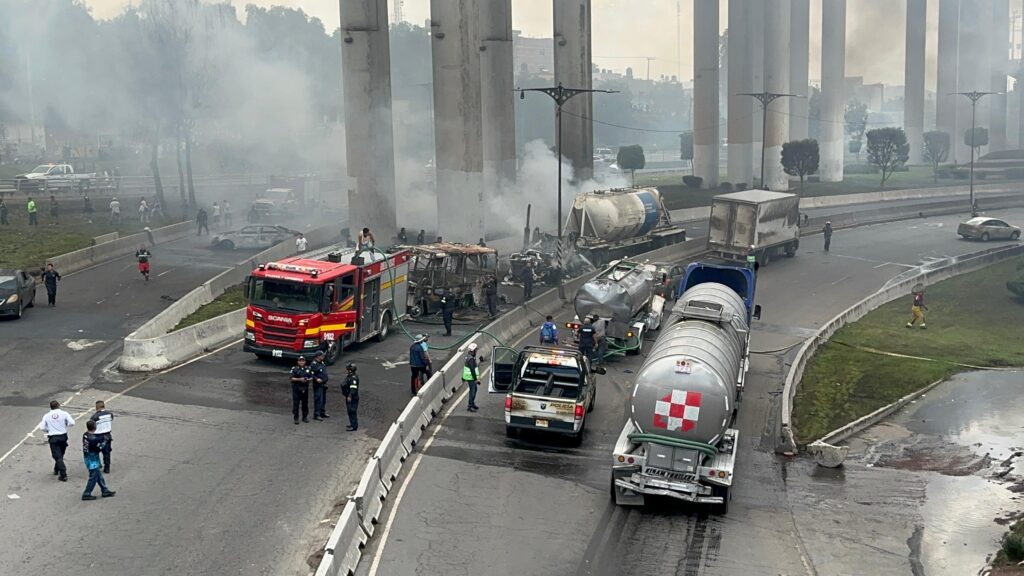 Bomberos atienden pipa de gas