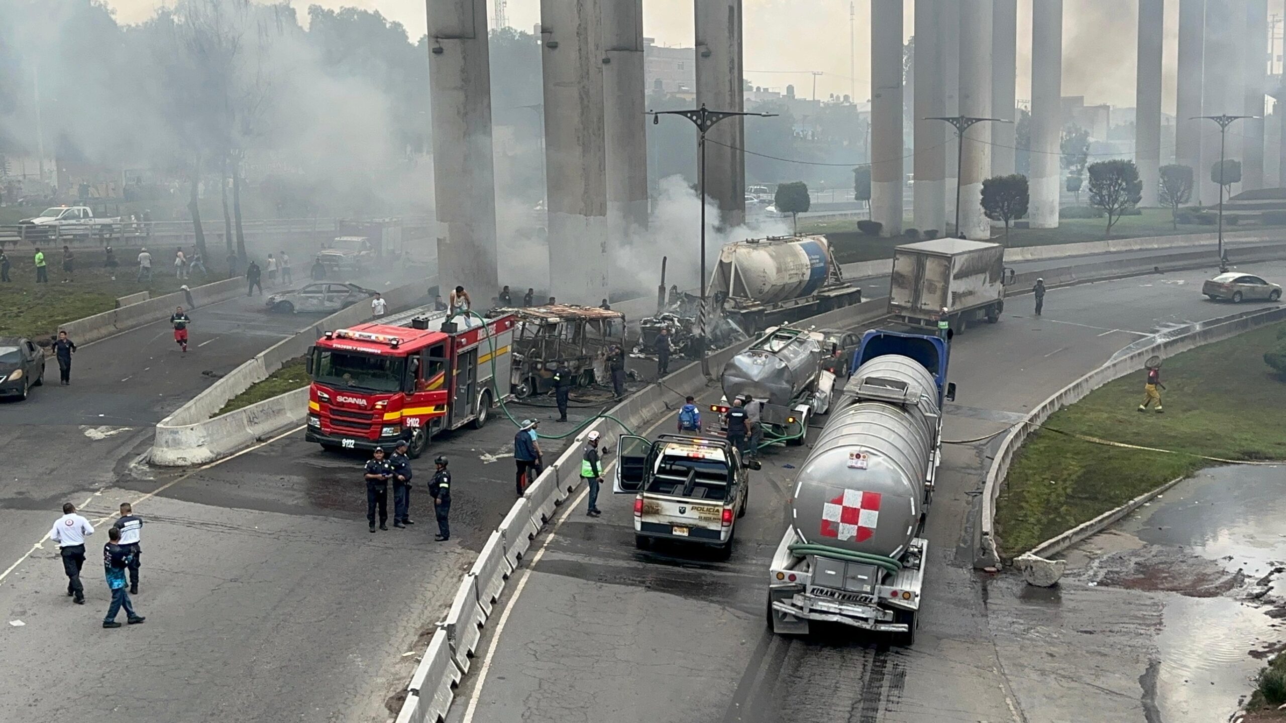 Bomberos atienden pipa de gas