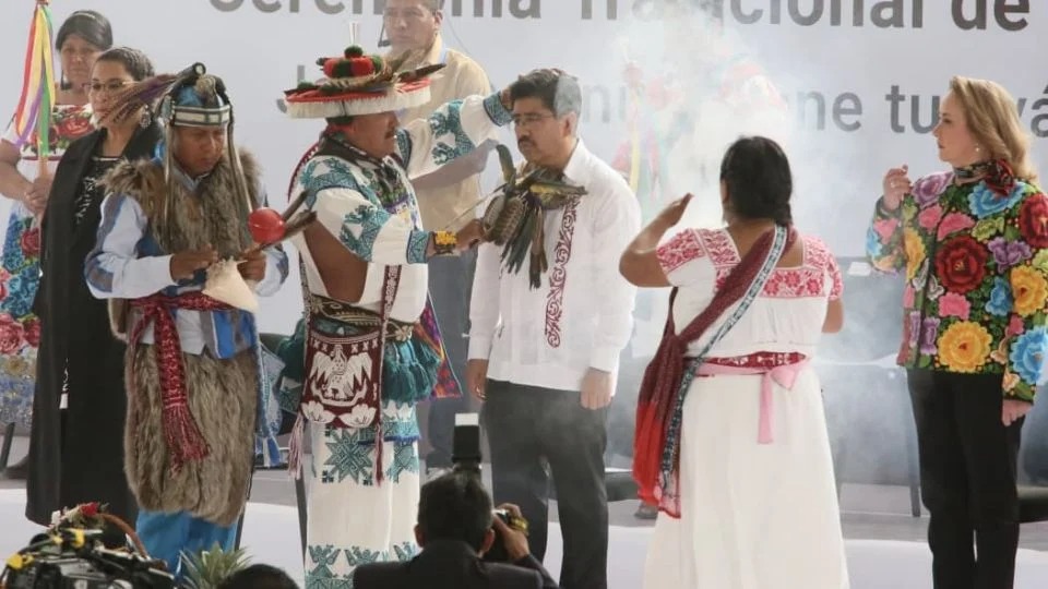 Entrega bastón Hugo Aguilar