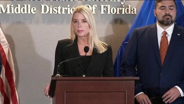 Pam Bondi denuncia tráfico de menores