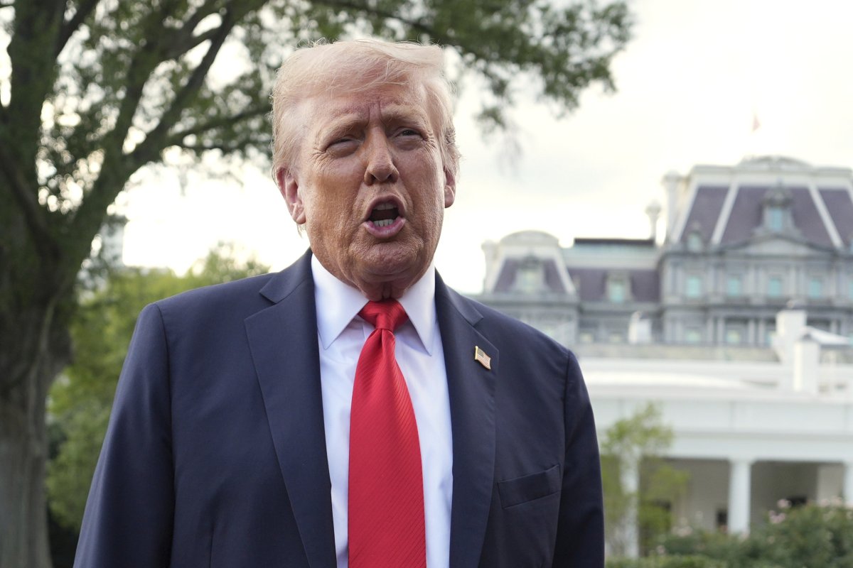 Trump aborda Charlie Kirk