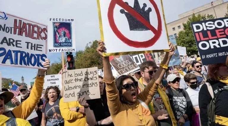 Las protestas contra la administración de Trump se realizaron de manera simultánea en más de 2 mil ciudades de Estados Unidos.