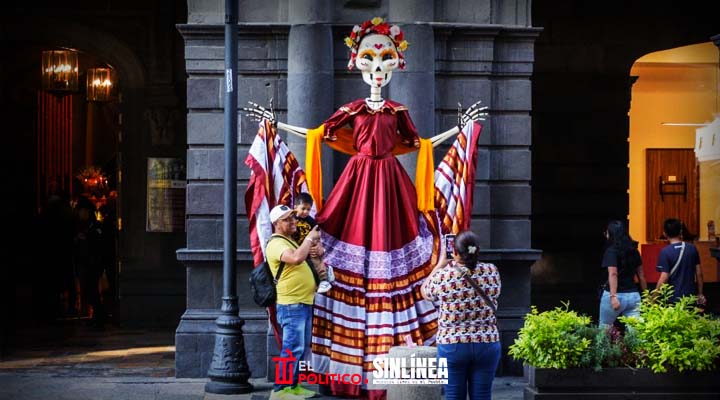 Catrinas y flores engalanan el Centro Histórico de Puebla