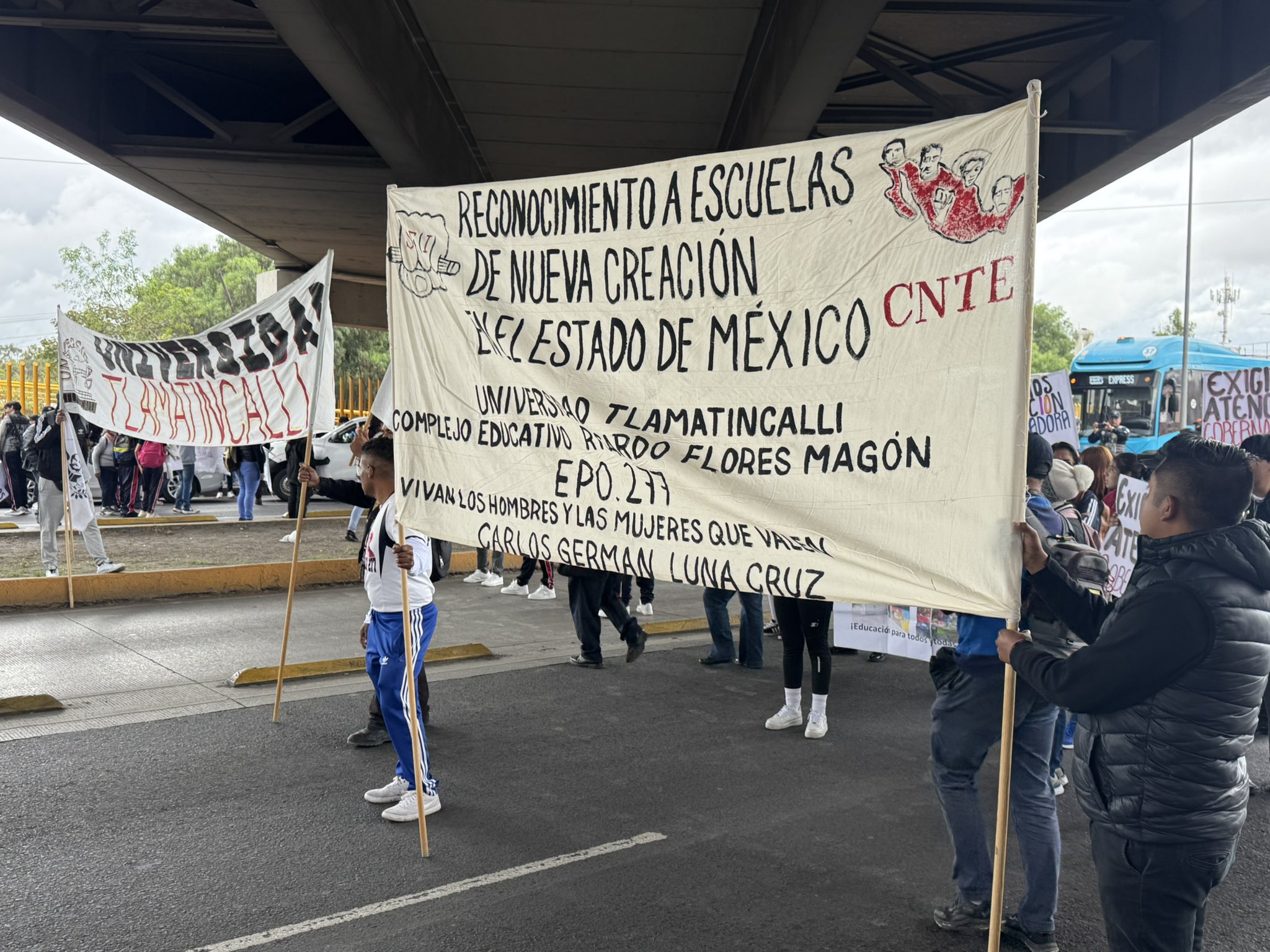 Maestros de la CNTE de Edomex toman la caseta México-Puebla
