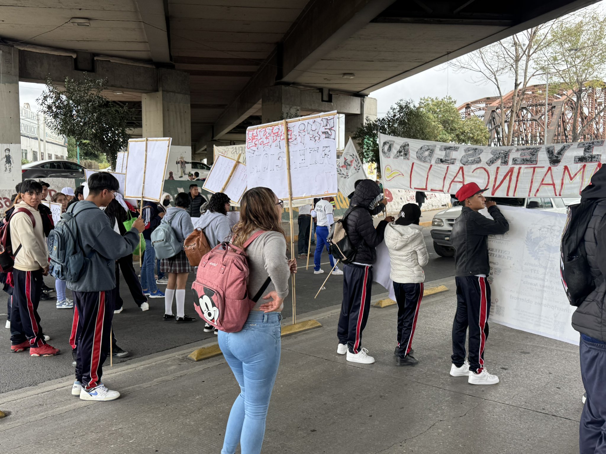 Maestros de la CNTE de Edomex toman la caseta México-Puebla