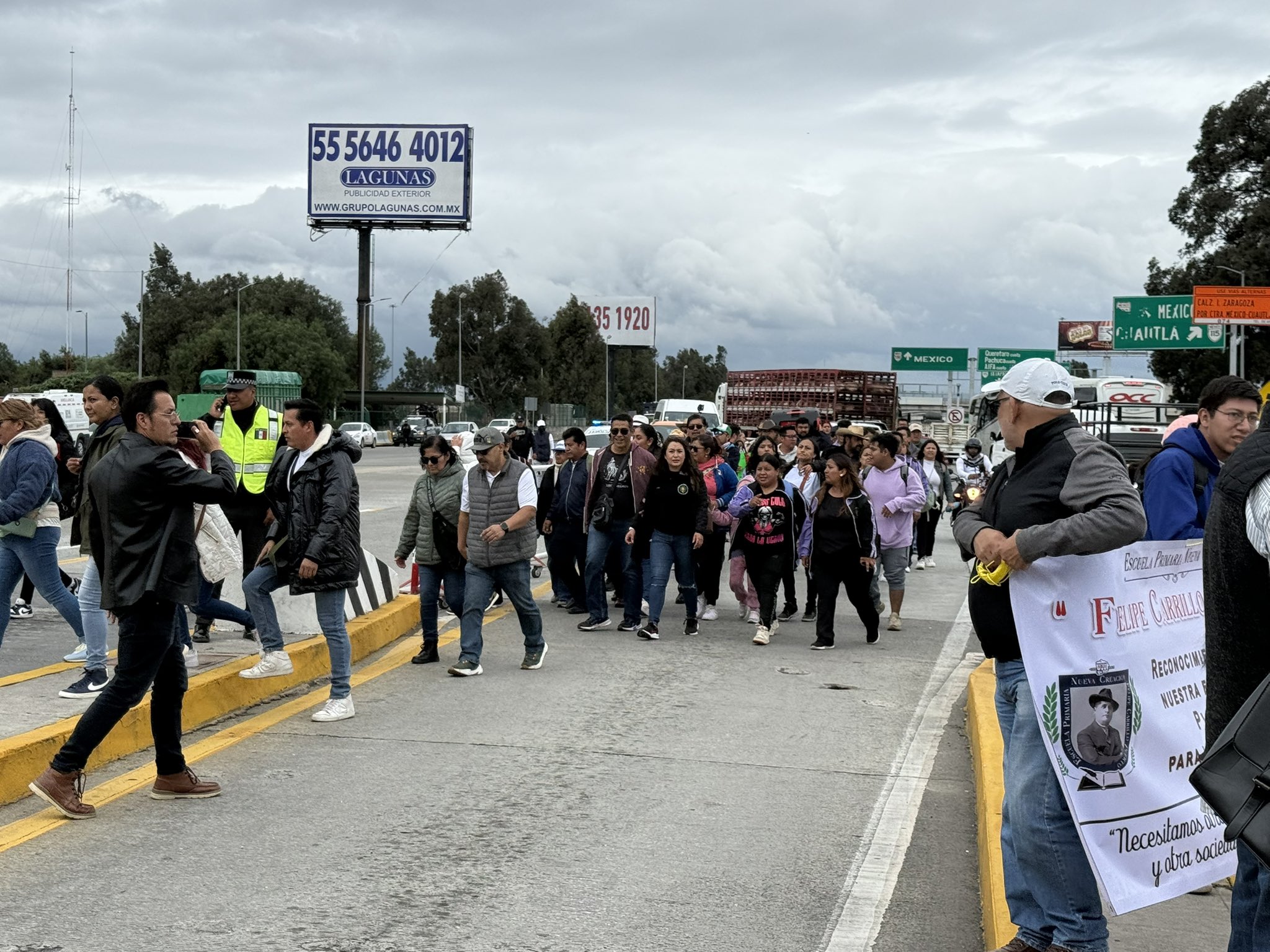 Maestros de la CNTE de Edomex toman la caseta México-Puebla