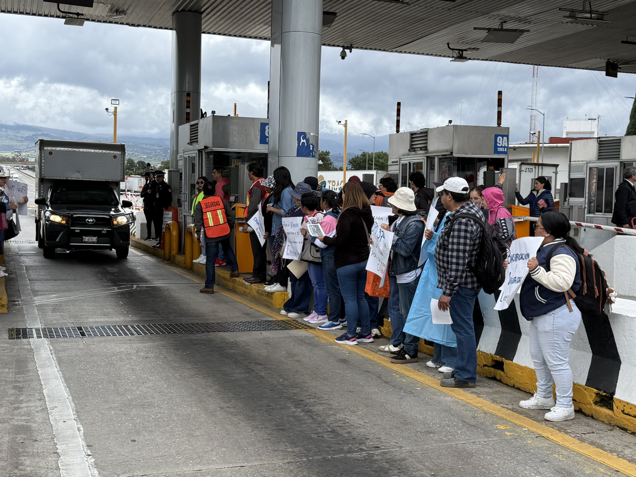 Maestros de la CNTE de Edomex toman la caseta México-Puebla