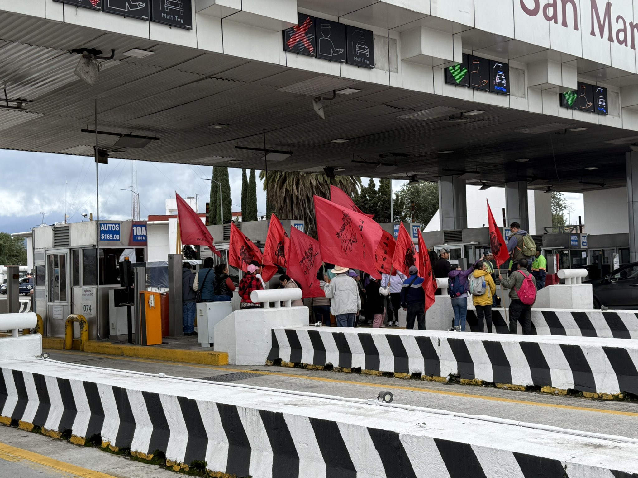 Maestros de la CNTE de Edomex toman la caseta México-Puebla