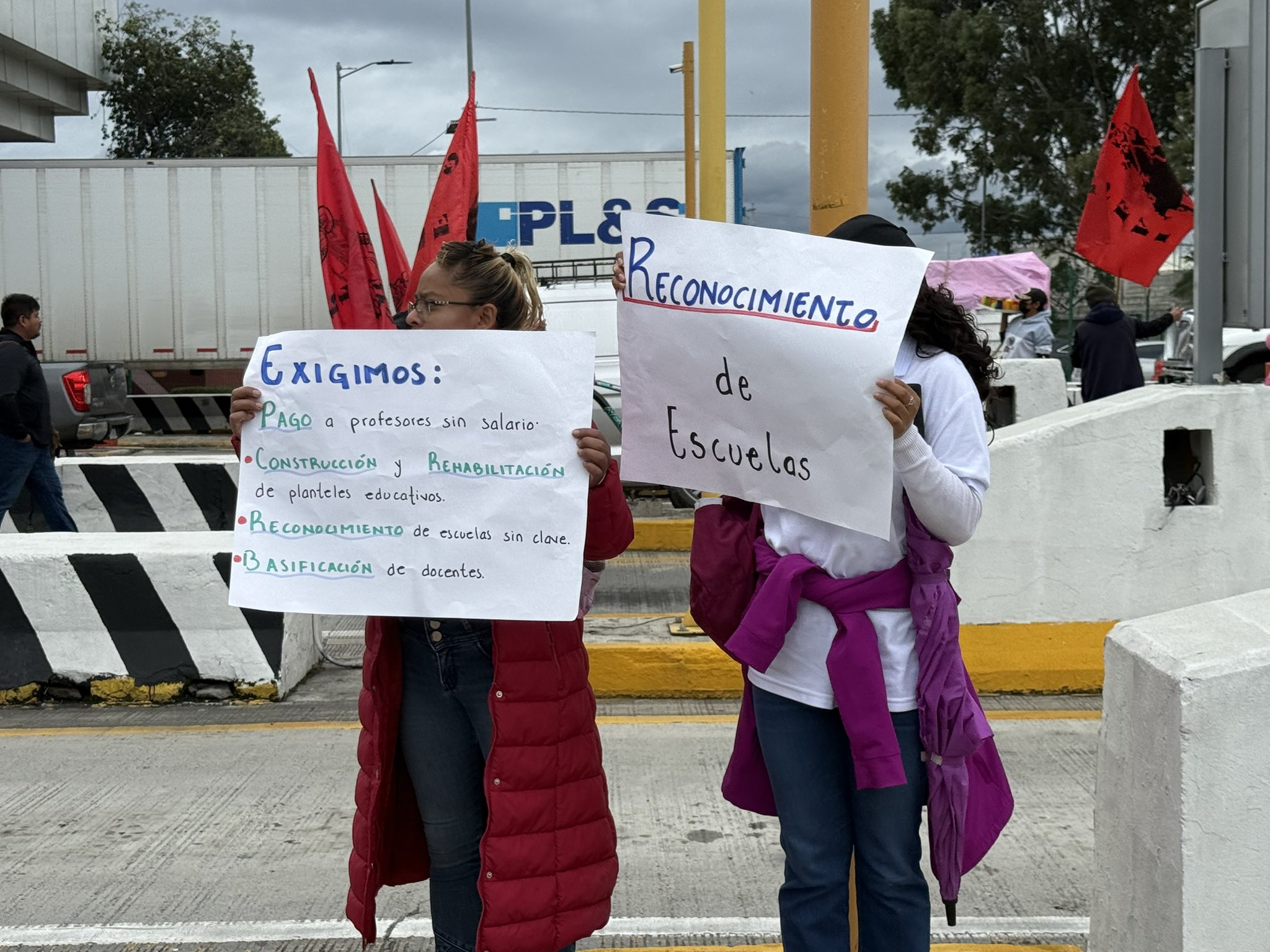 Maestros de la CNTE de Edomex toman la caseta México-Puebla