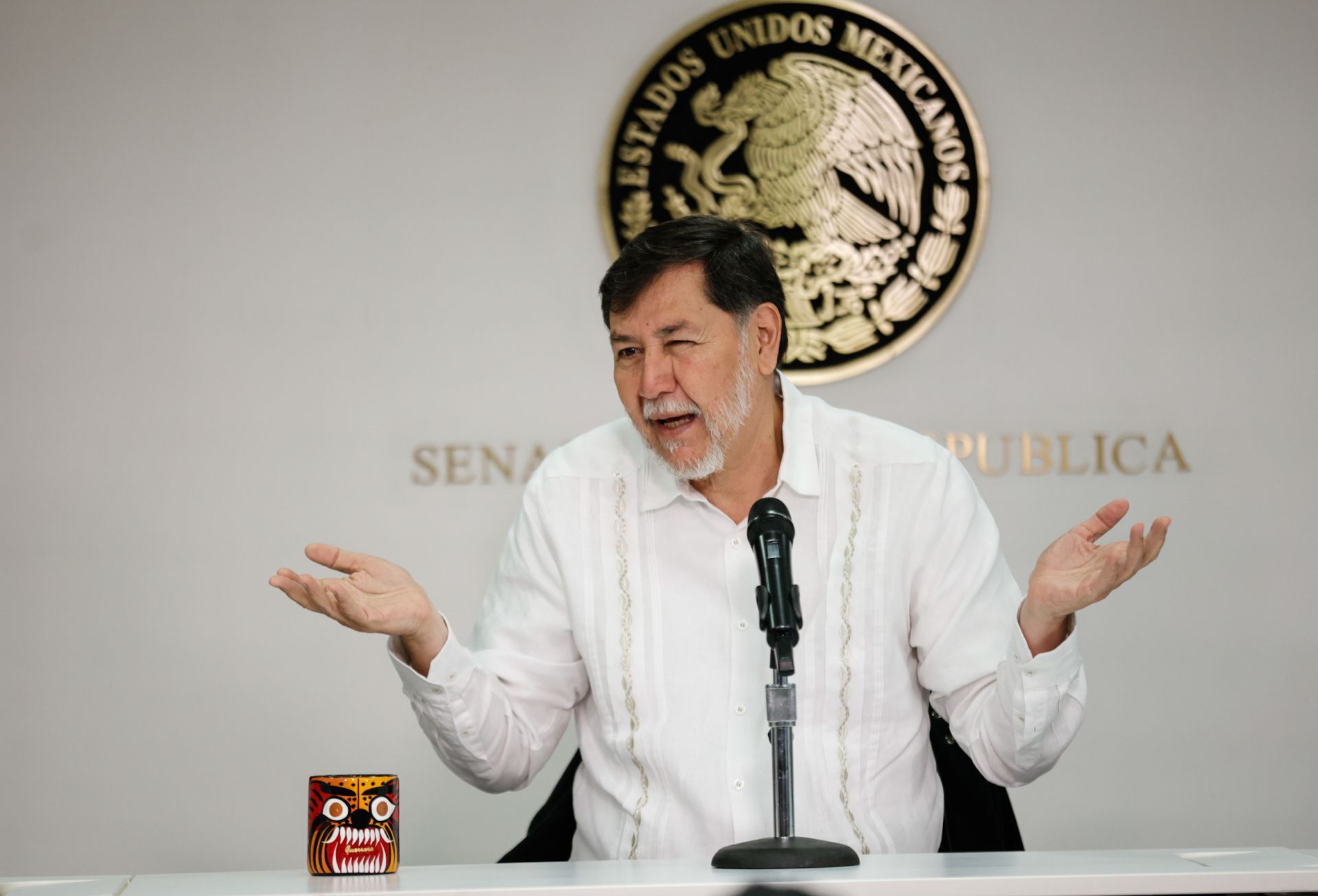 Senado aprueba licencia de Noroña
