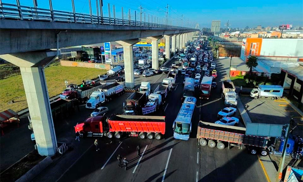 Transportistas mantienen bloqueos en al menos 10 zonas