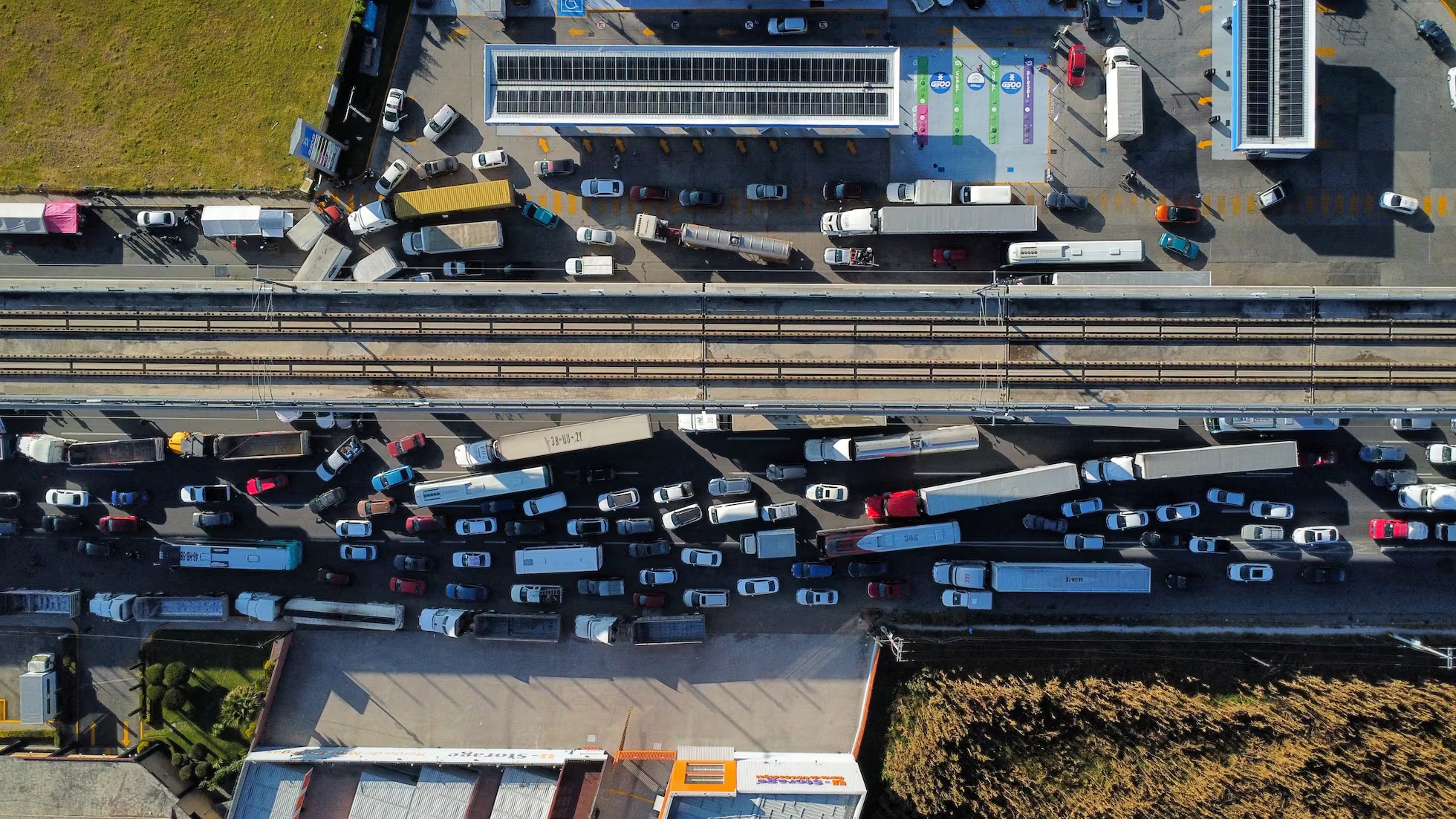 Transportistas mantienen bloqueos en al menos 10 zonas
