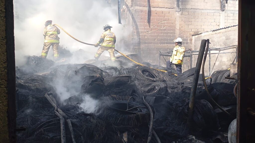 bomberos en area de avioneta 