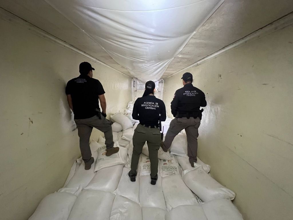Detienen a dos sujetos que transportaban más de 320 kg de metanfetamina