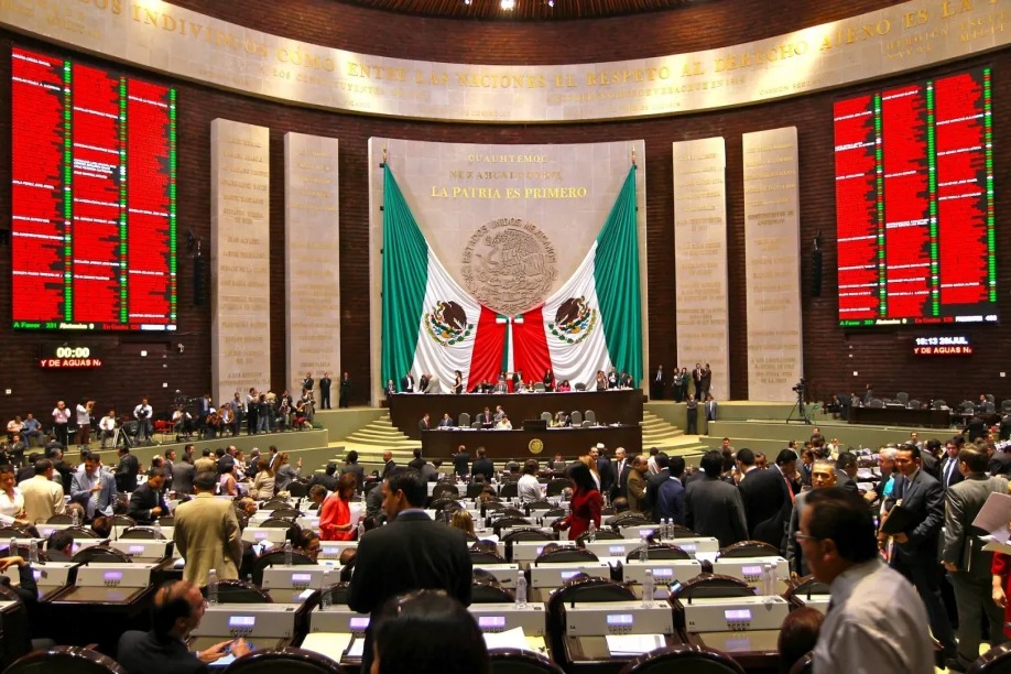 Diputados de Morena analizan prohibición de vapeadores