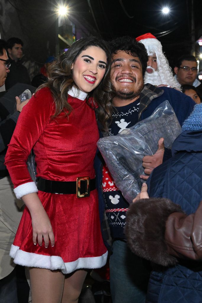 Teresa Ealy con vecinos