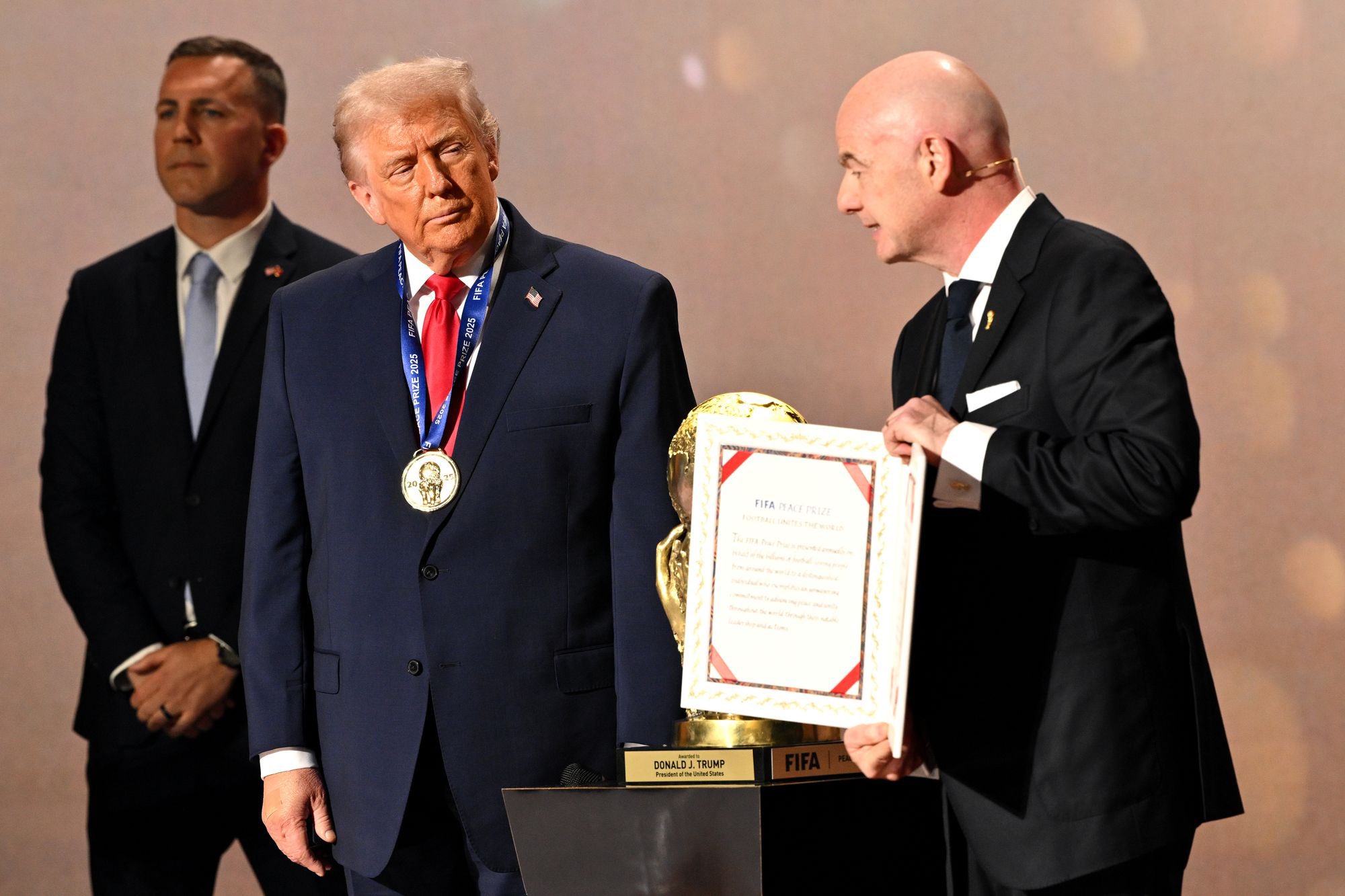 Donald Trump recibe Premio de la Paz de la FIFA