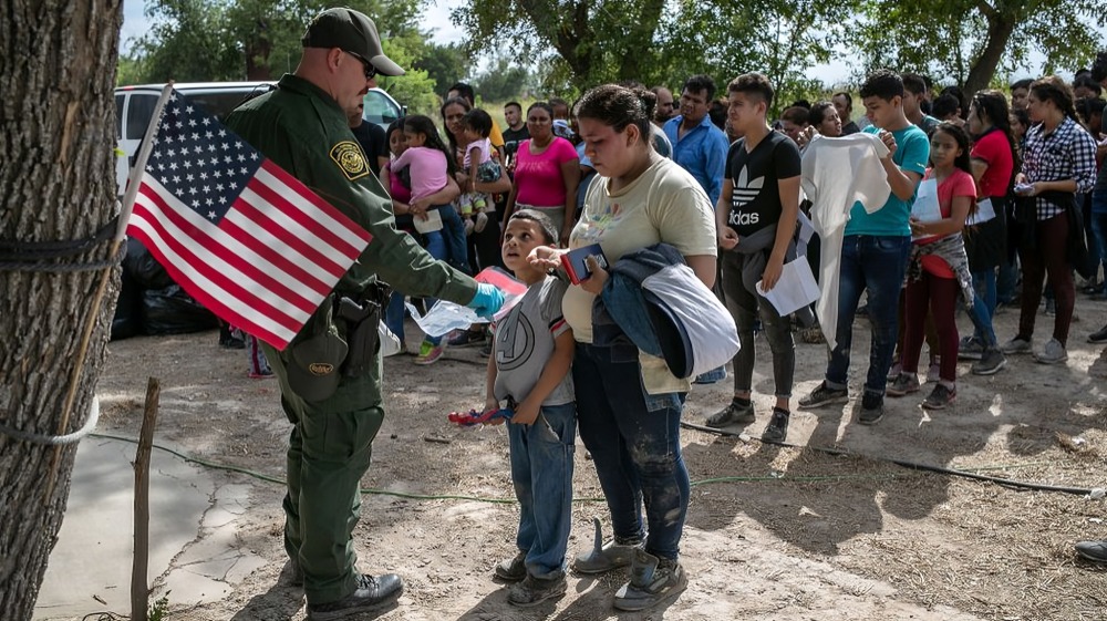 Trump revocaría ciudadanía por naturalización a estadounidenses
