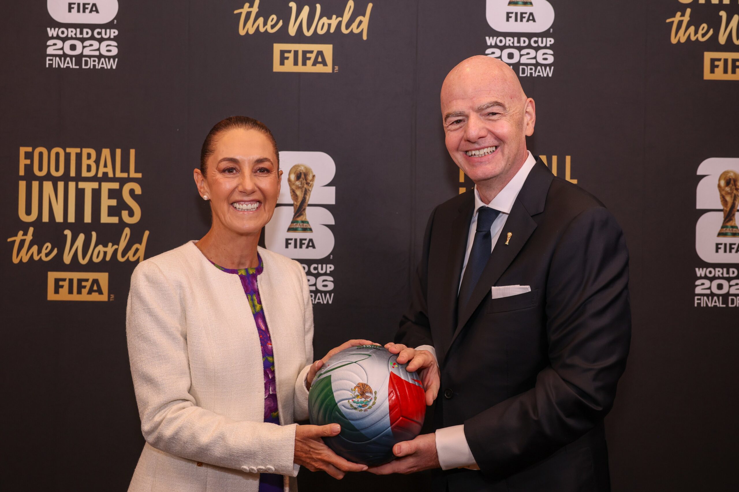 Giani Infantino de la FIFA con Sheinbaum