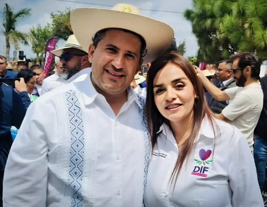 Grecia Quiroz devela placa en memoria de Carlos Manzo