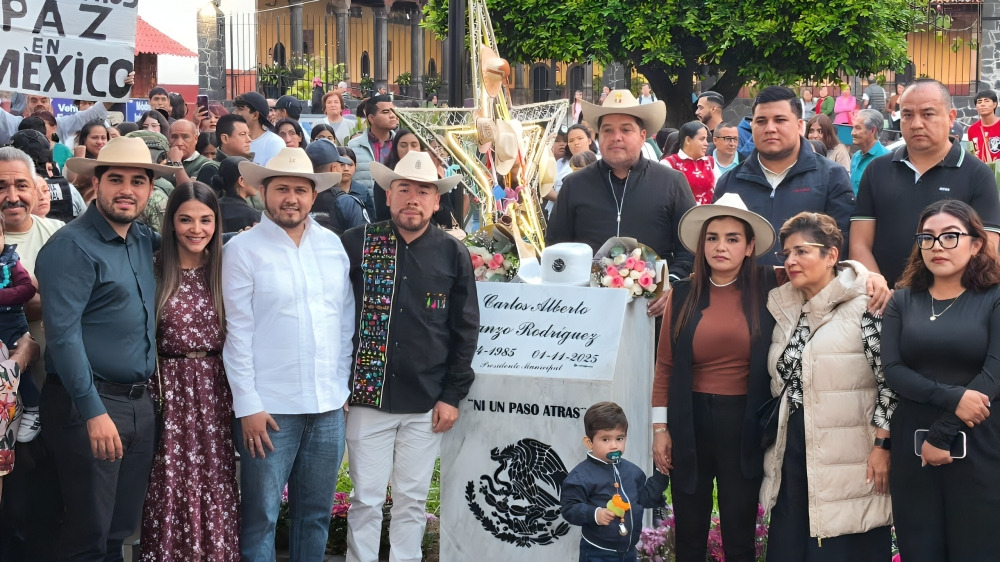 Grecia Quiroz devela placa en memoria de Carlos Manzo