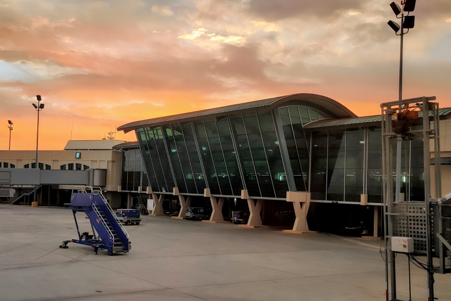 EU cierra espacio aéreo de El Paso por "drones de carteles"; Sheinbaum niega versión