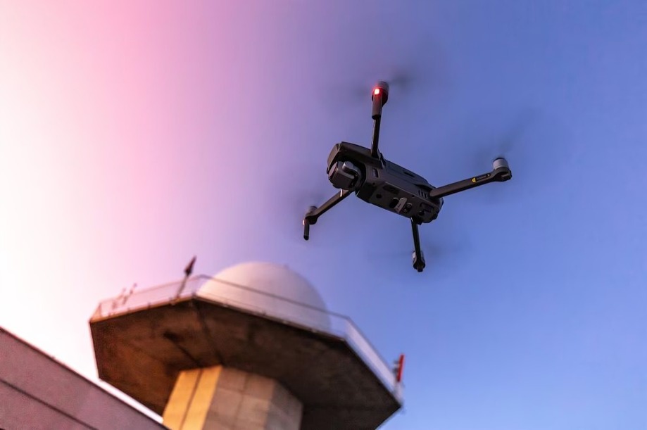 EU cierra espacio aéreo de El Paso por "drones de carteles"; Sheinbaum niega versión