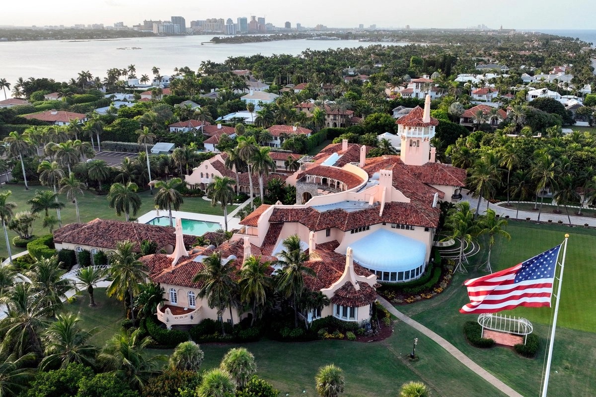 Servicio secreto de EU abate a hombre que ingresó a residencia de Trump