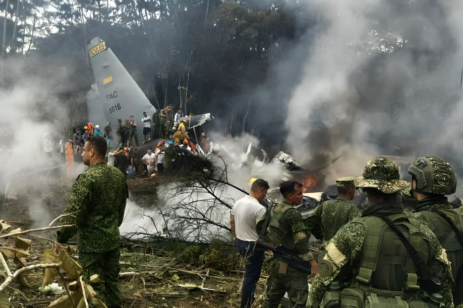 Avión militar de Colombia se desploma con 125 personas abordo