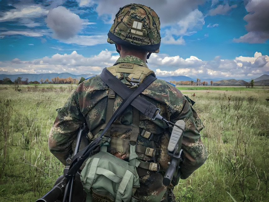 Avión militar de Colombia se desploma con 125 personas abordo