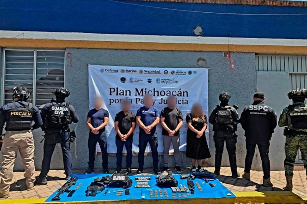 Detienen a funcionarios en Michoacán