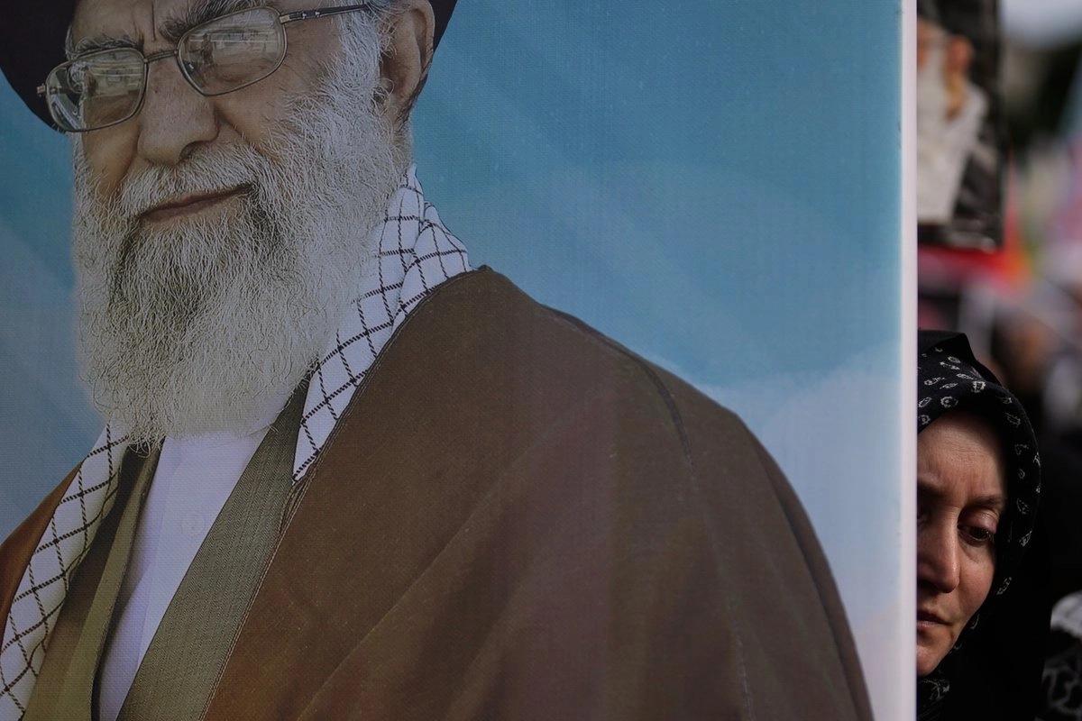 Irán confirma muerte de  familiares del líder supremo