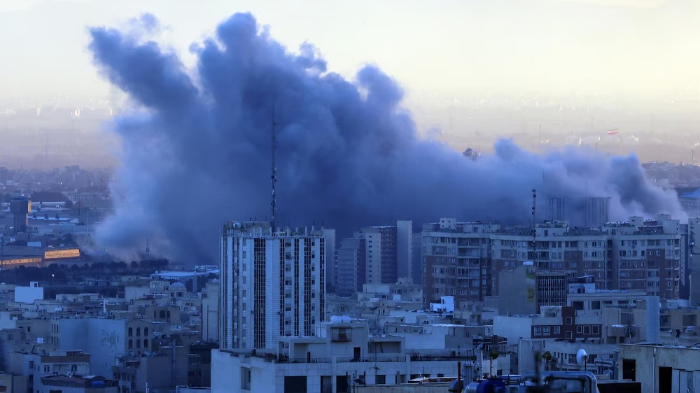 Israel bombardea edificio de asamblea que elige al nuevo líder supremo de Irán
