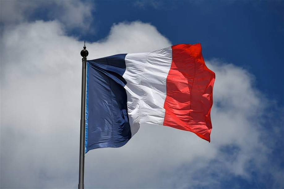 Macron anuncia que Francia aumentará su arsenal nuclear