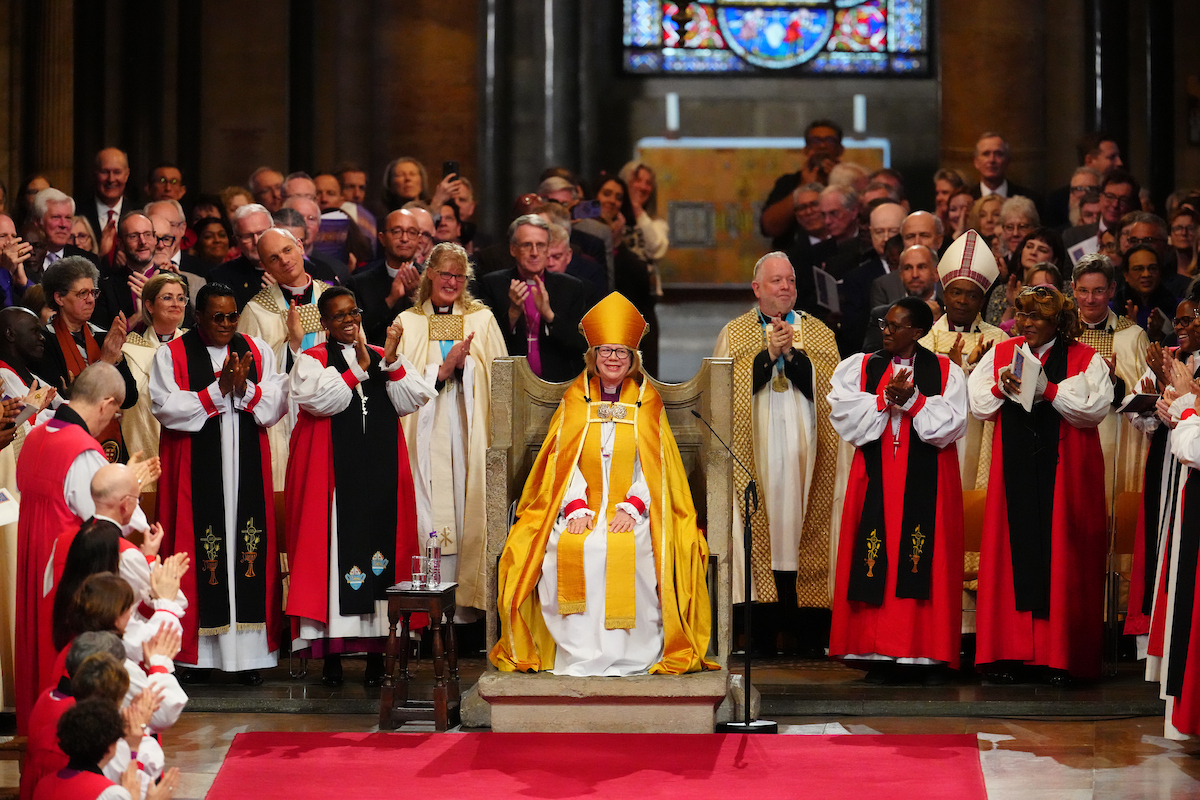 Sarah Mullally, primera mujer obispa de la Iglesia anglicana