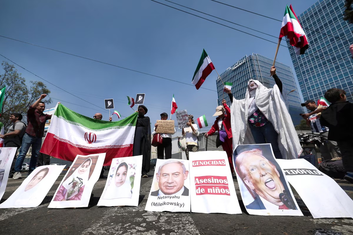 Protestan frente a embajada de EU en México 