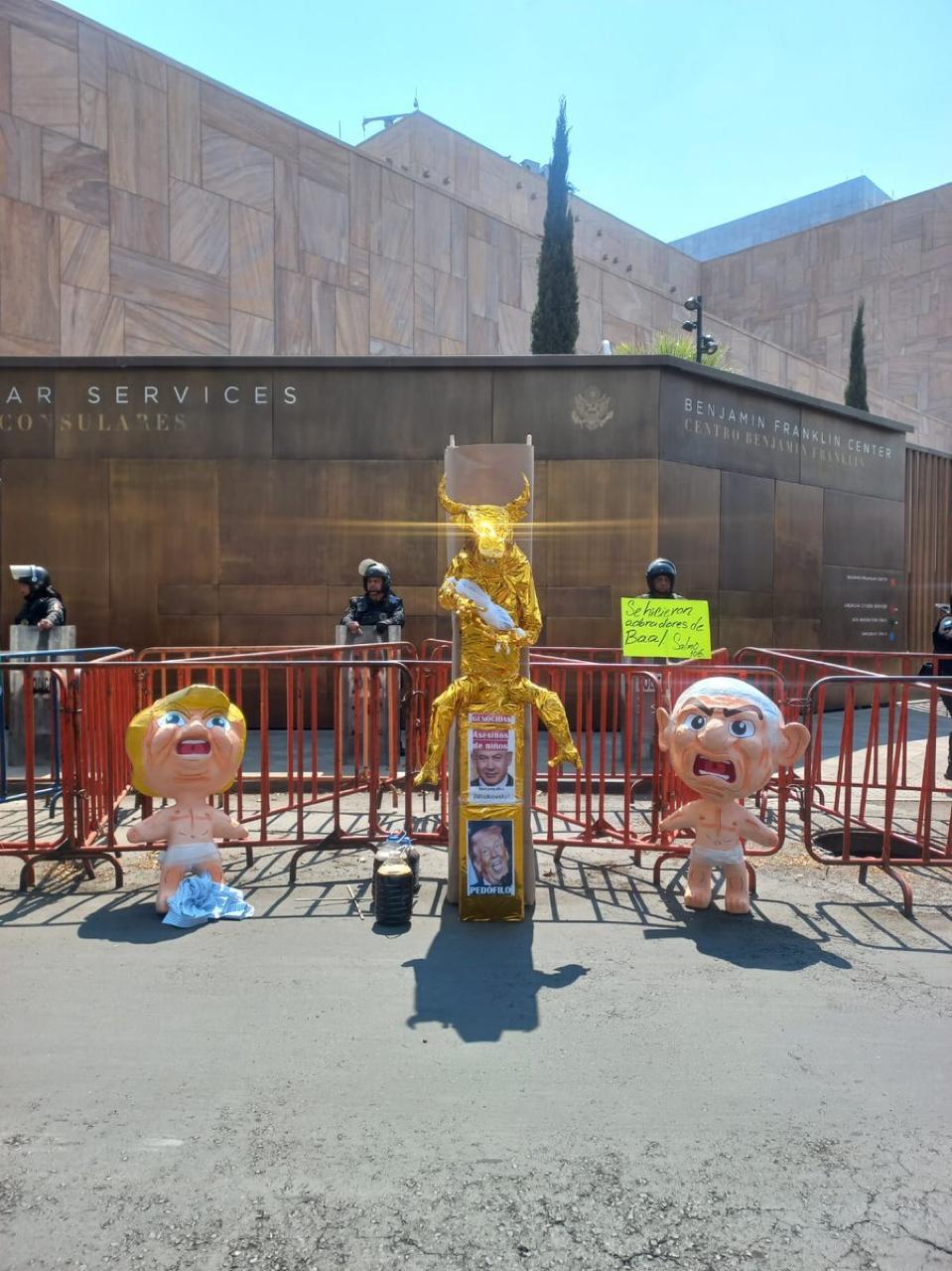 Queman a Baal en embajada 