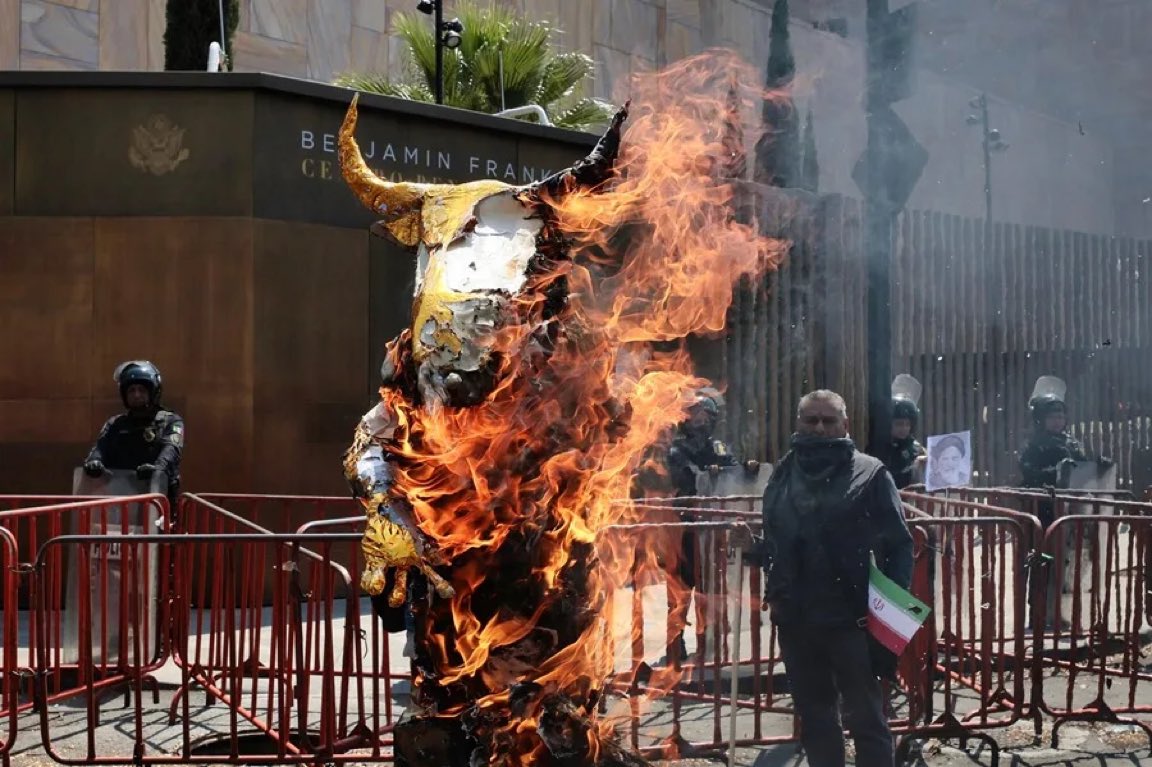 Queman figura de Baal en embajada de EU 
