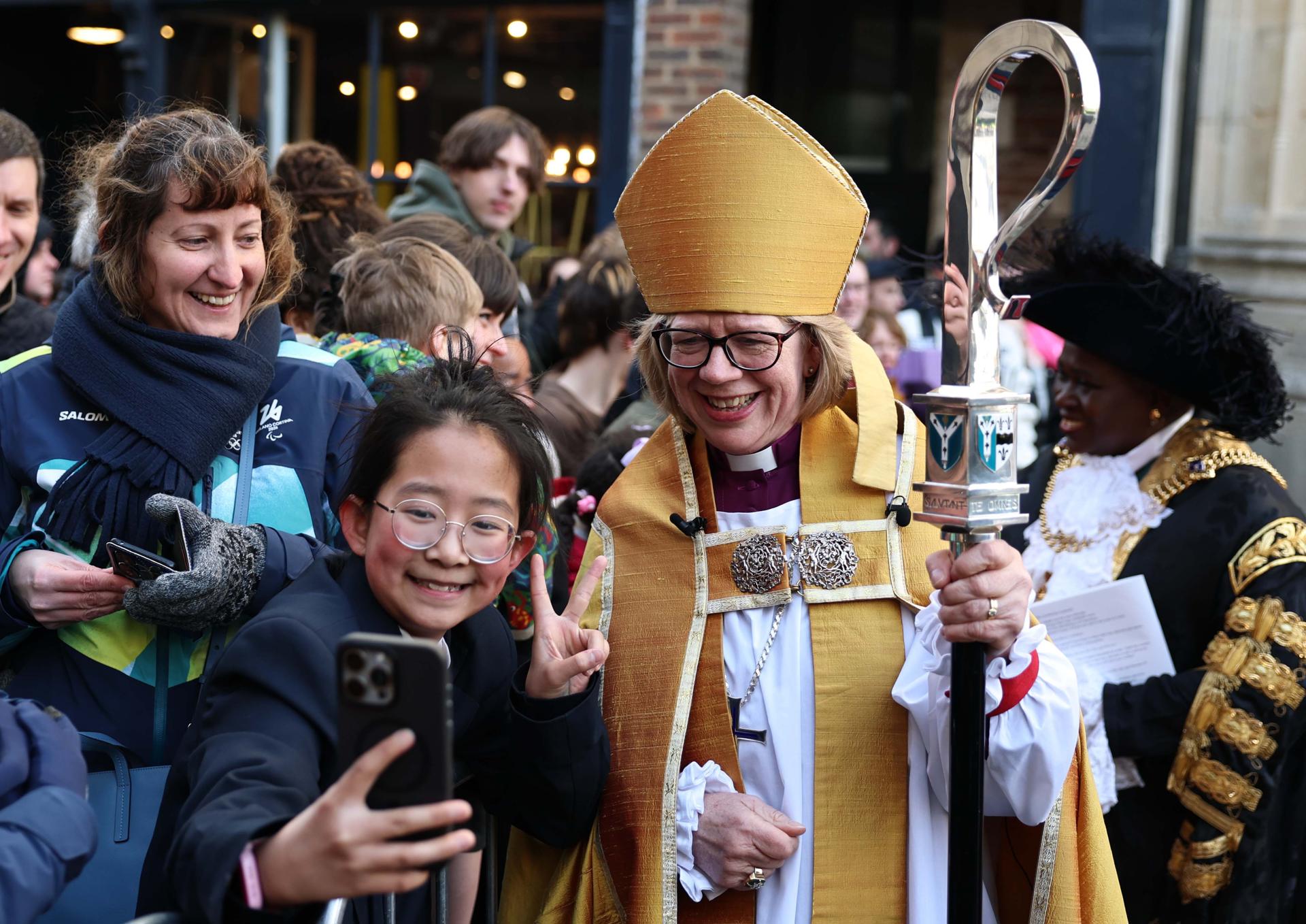 Sarah Mullally, primera mujer obispa de la Iglesia anglicana