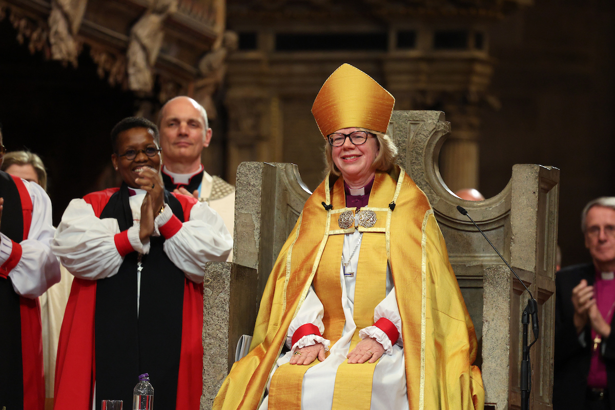 Sarah Mullally, primera mujer obispa de la Iglesia anglicana