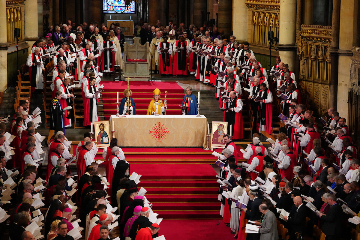 Sarah Mullally, primera mujer obispa de la Iglesia anglicana