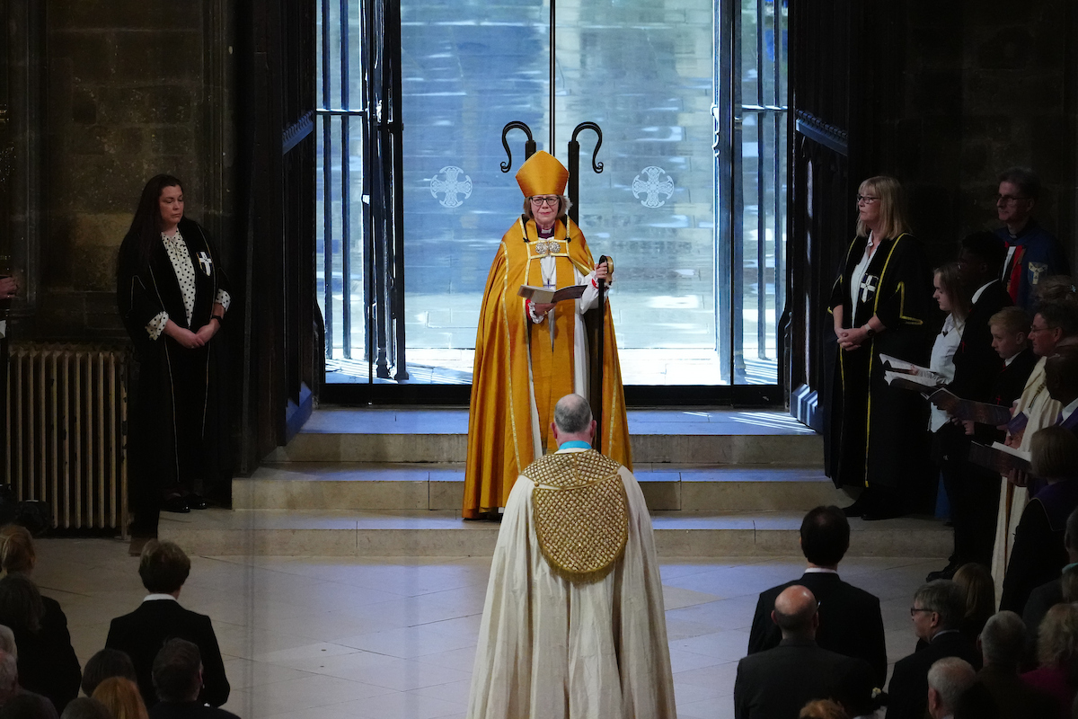 Sarah Mullally, primera mujer obispa de la Iglesia anglicana