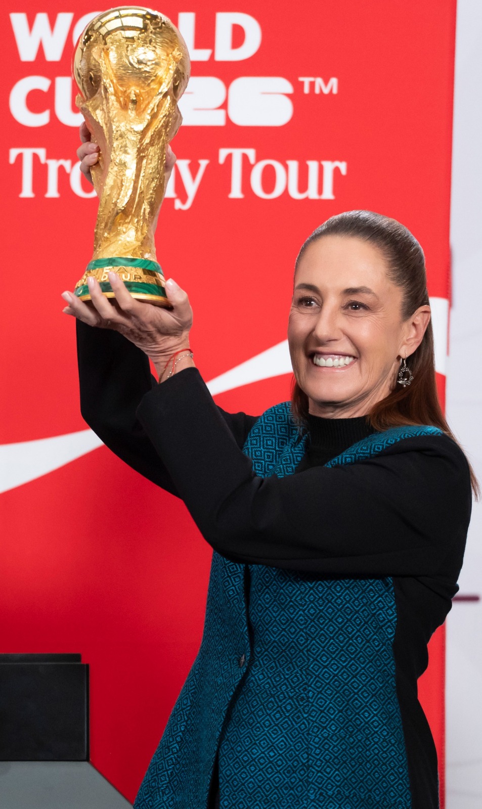 Sheinbaum recibe la Copa del Mundo