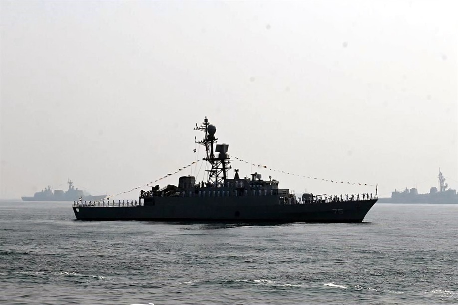 Submarino de EU hunde barco de guerra iraní en aguas internacionales |VIDEO