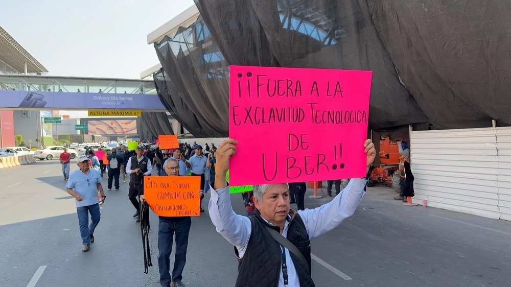 Taxistas protestan contra apps bloqueando accesos al AICM