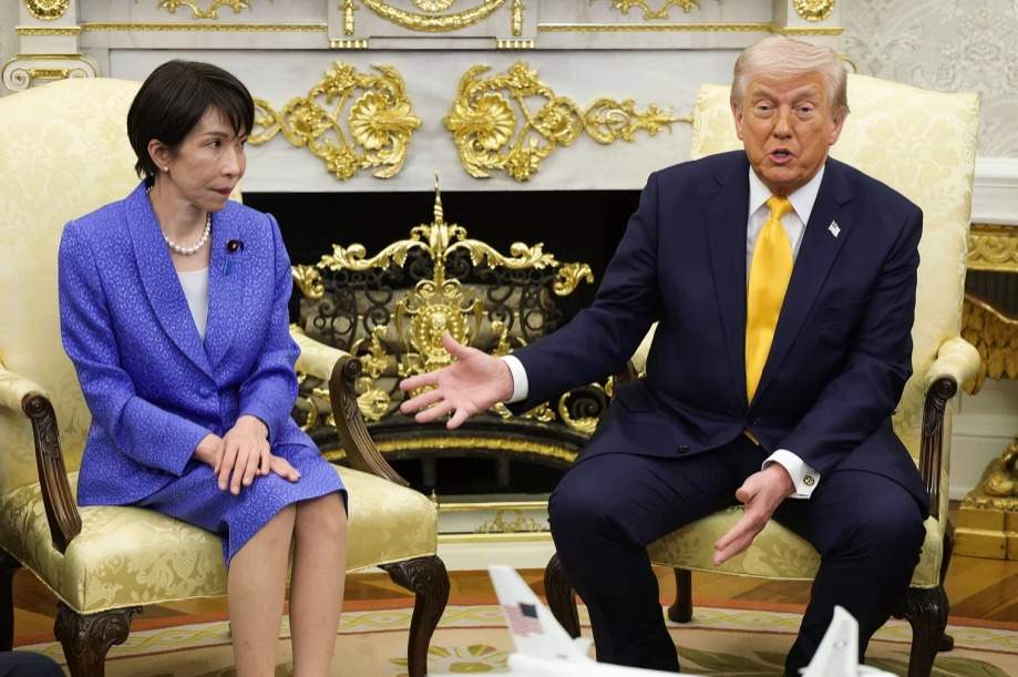 Trump ironiza sobre Pearl Harbor frente a ministra de Japón